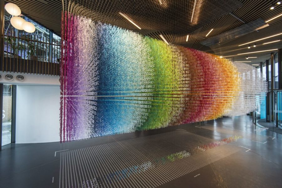 168.000 hängende regenbogenfarbene Zahlen visualisieren „Zeitscheiben“