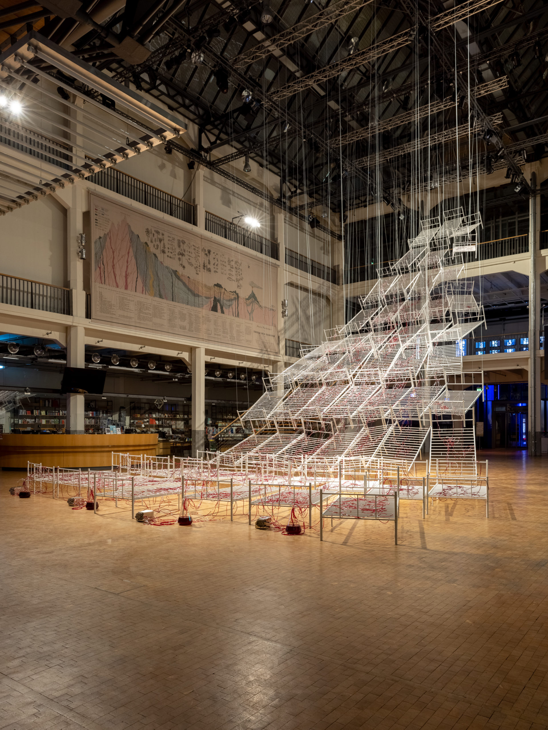 "Connected to Life": Installation von Chiharu Shiota